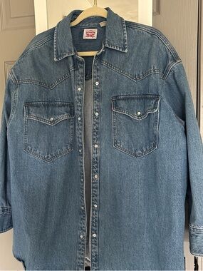 Women’s Levi's denim shirt size L